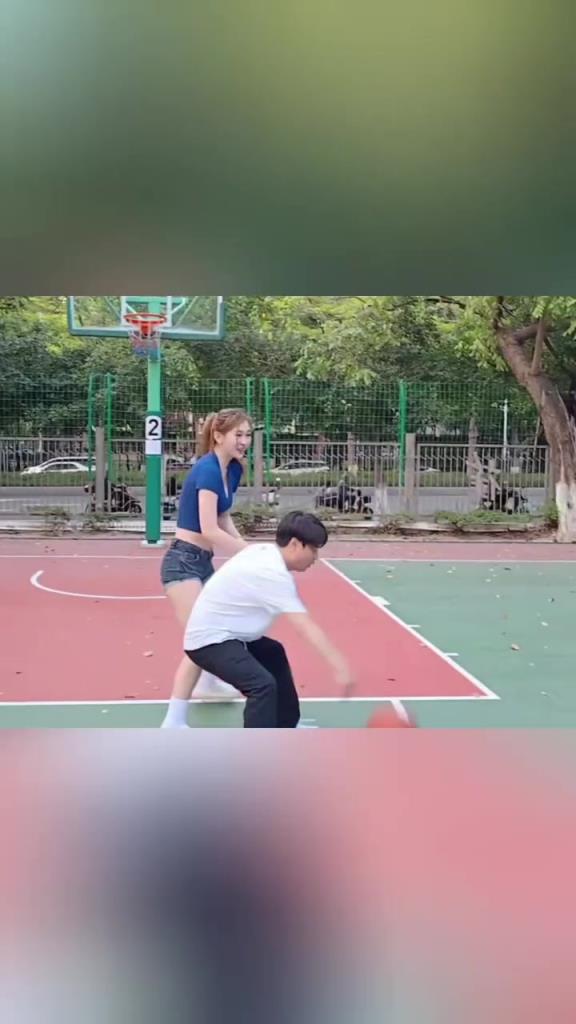 集夢會長背打一米8的女生，這是真打球??！