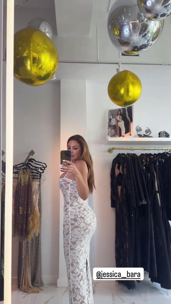 徐娘半老！皮蓬前妻穿吊帶裙自拍，這身材也太炸裂了！