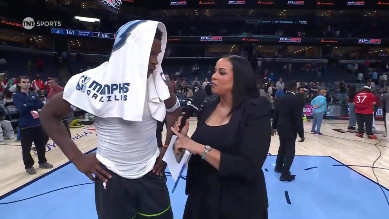 華子賽后接受一位豐滿女記者的采訪！