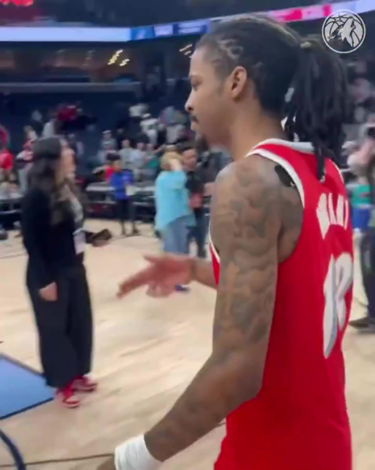 笑死！莫蘭特賽后與華子握手，竟然也是比出“手槍”的手勢