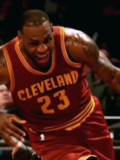 老詹這恐怖的大體格，完美詮釋什么叫“人型坦克”！