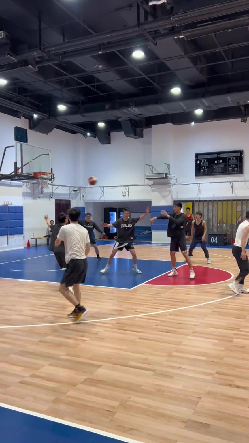 對手回家后：老婆，我今天在野球場匹配到巔峰馬刺隊了！