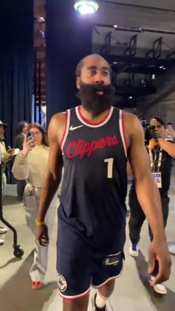 爆砍39分！哈登賽后走入球員通道氣喘吁吁：今天是場艱苦的戰(zhàn)斗