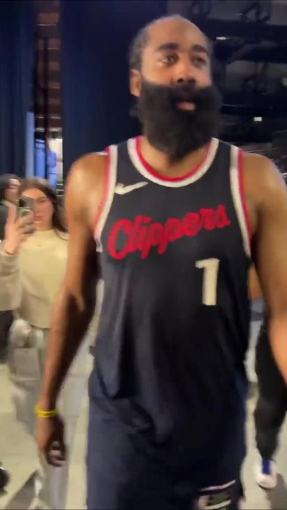 贏了！哈登賽后走回更衣室在球員通道和工作人員一一擊掌慶祝