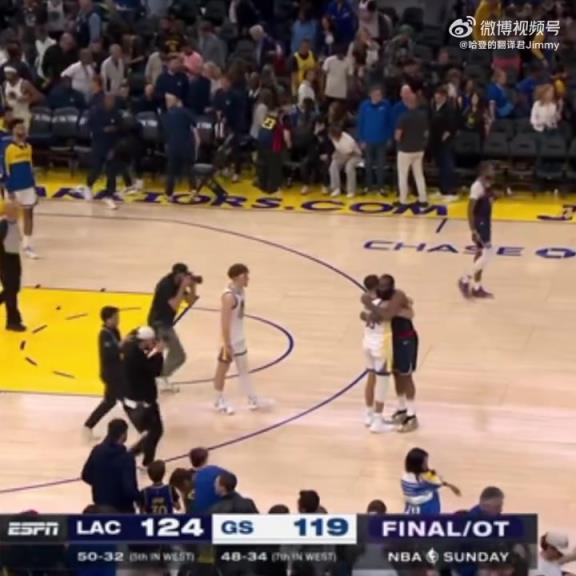 09雙雄傾盡全力！哈登和庫里賽后第一時間擁抱在一起