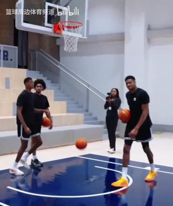 別人能學得來嗎？名場面：字母哥指導小球員籃下腳步！