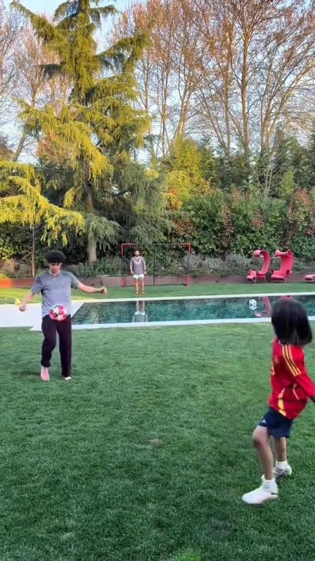 馬塞洛和兒子隔水相傳！大兒子腳法有點東西的！