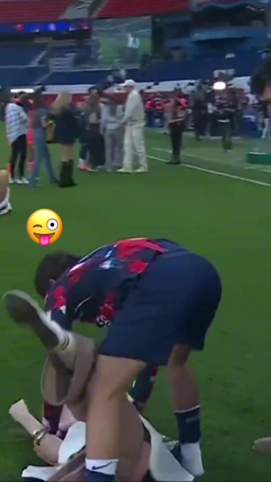 玩這么花??？內維斯在家人面前把自己女友按倒在地