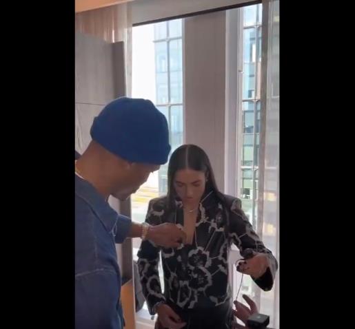 威嫂看到要打人的！威少上手幫WNBA妹子整理胸前的衣服