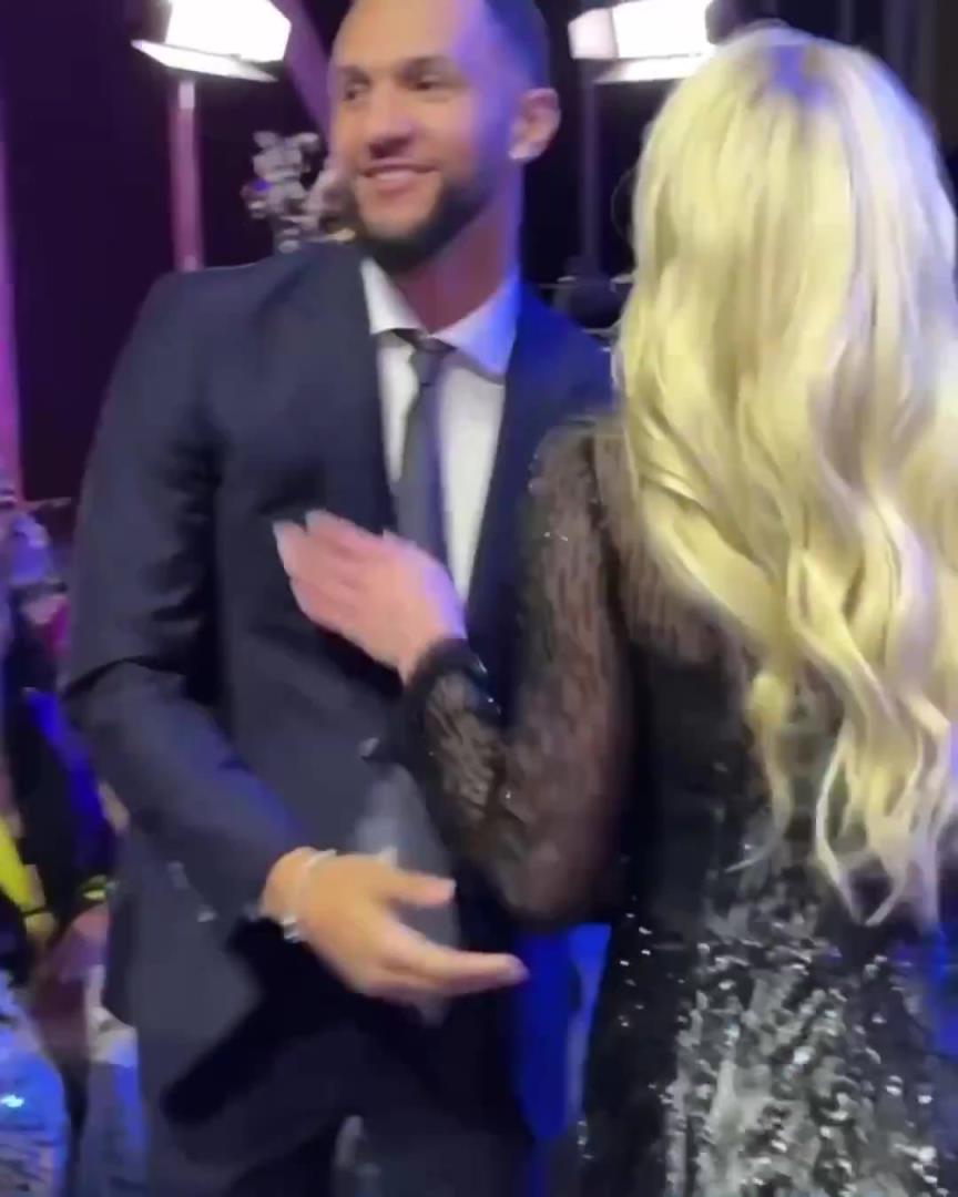 身材姣好！薩格斯的女友海莉被芝加哥天空選中！兩人接吻慶祝