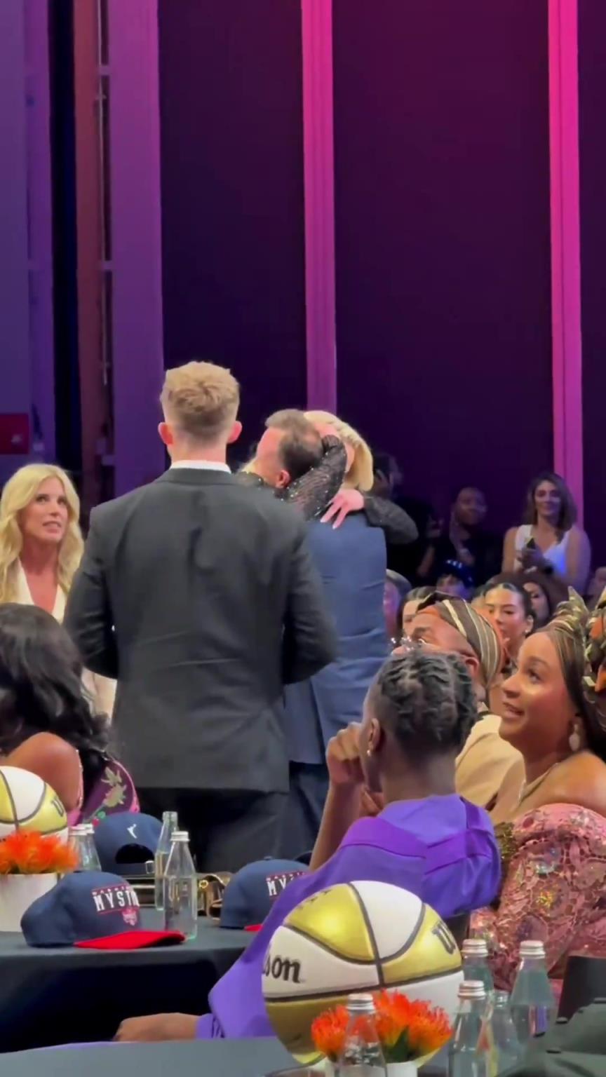 吧友們想看的正臉來了！薩格斯的女友海莉被選中后感覺快哭了