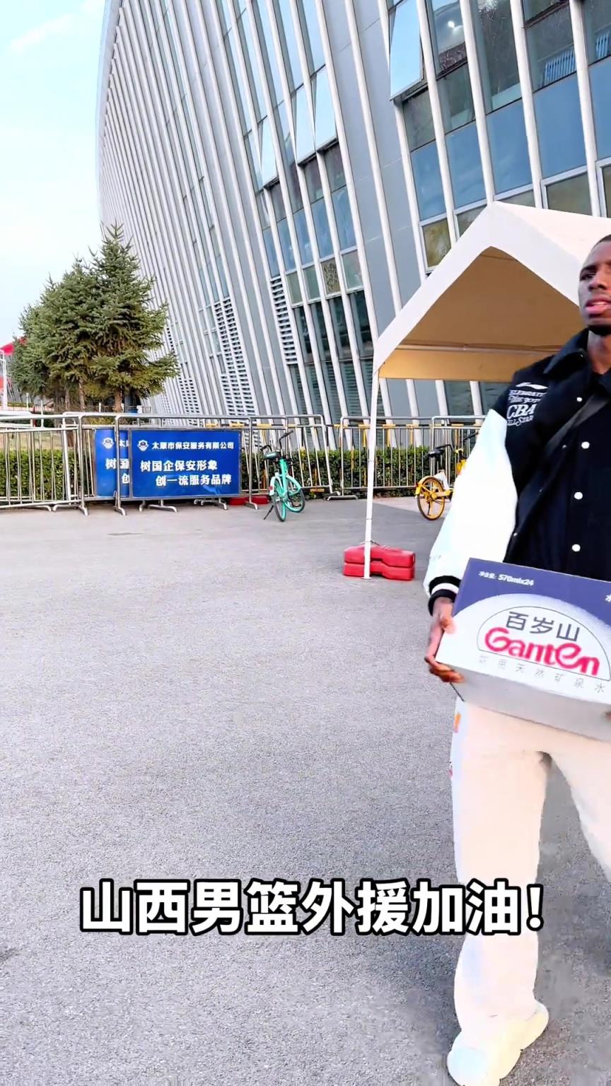 不是！你們山西外援合同還包括搬水的？