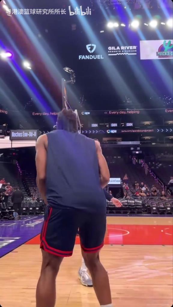 機器人級別的靜態(tài)身體！近距離看小卡的賽前熱身！