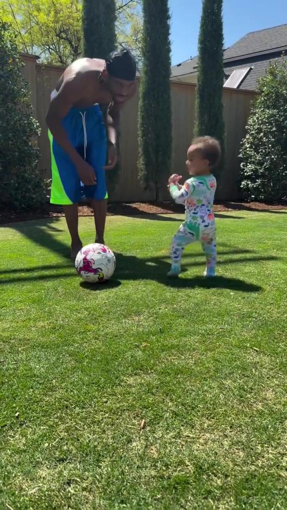 足球要從娃娃抓起！SGA帶娃踢足球，小孩摔倒時鼓掌“嘲笑”！